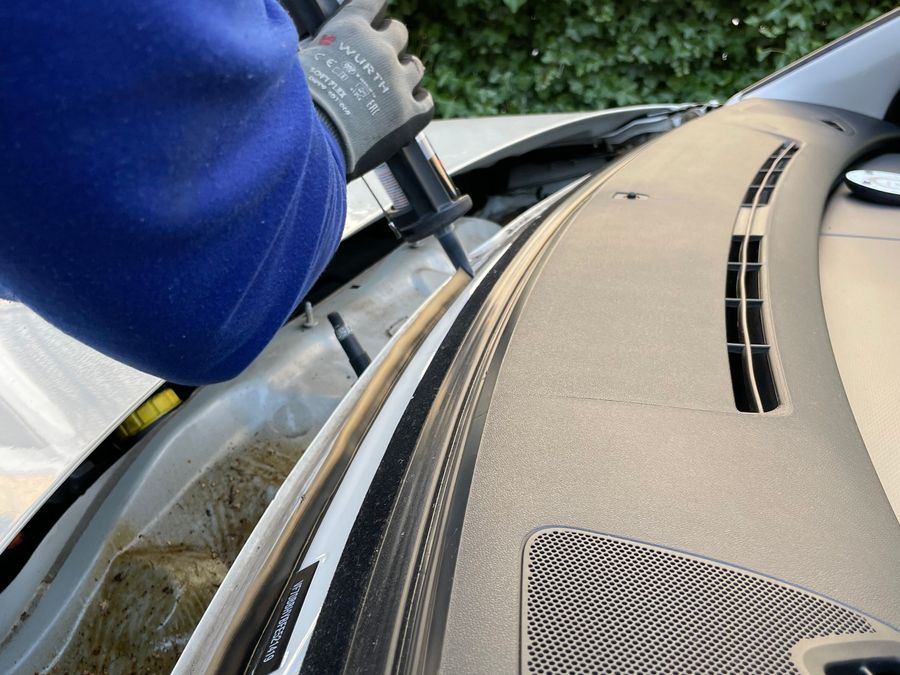 Technicien posant un pare-brise neuf sur place, à domicile